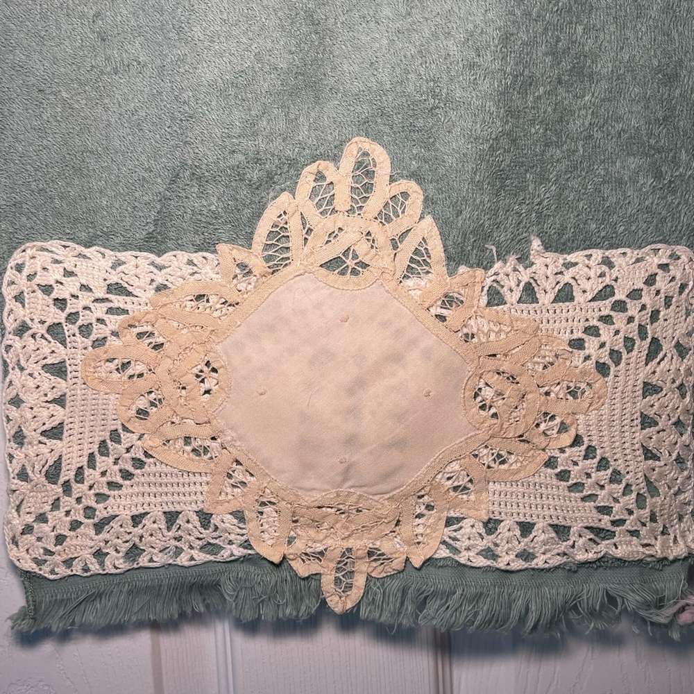 Vintage Battenberg lace hand towel